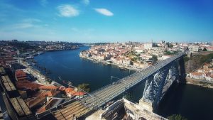 Brug, rivier en sonskyn