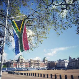 Die vlag van Suid-Afrika wapper op Horse Guards Road, agter Downingstraat