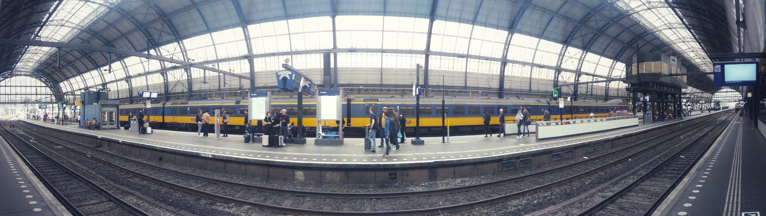 'n Panorama van Amsterdam Centraal stasie